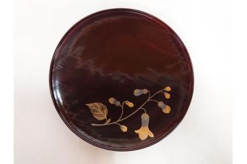 都筑幸哉作　輪島塗　蒔絵　松溜塗　桐の花　雅な佇まいの銘々盆10客セット(お盆、トレイ、トレー、銘々皿、木製、漆器、和食器、共箱付)(R-083556)