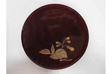 都筑幸哉作　輪島塗　蒔絵　松溜塗　桐の花　雅な佇まいの銘々盆10客セット(お盆、トレイ、トレー、銘々皿、木製、漆器、和食器、共箱付)(R-083556)