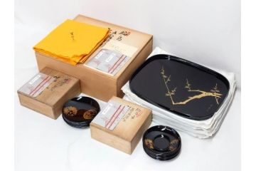 古今菁峰　輪島塗　蒔絵　五聖模様　花の丸　空間に優美な彩りを添える卓上膳・銘々皿・茶托 各5客セット(松、竹、梅、木製、漆器、漆芸、お膳、御膳、お盆、茶道具、菓子器、小皿、和食器、和皿、草花、共箱付)(R-083557)