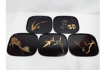 古今菁峰　輪島塗　蒔絵　五聖模様　花の丸　空間に優美な彩りを添える卓上膳・銘々皿・茶托 各5客セット(松、竹、梅、木製、漆器、漆芸、お膳、御膳、お盆、茶道具、菓子器、小皿、和食器、和皿、草花、共箱付)(R-083557)
