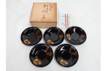 古今菁峰　輪島塗　蒔絵　五聖模様　花の丸　空間に優美な彩りを添える卓上膳・銘々皿・茶托 各5客セット(松、竹、梅、木製、漆器、漆芸、お膳、御膳、お盆、茶道具、菓子器、小皿、和食器、和皿、草花、共箱付)(R-083557)