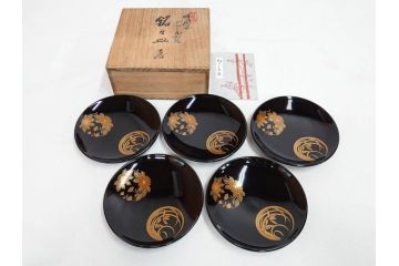 古今菁峰　輪島塗　蒔絵　五聖模様　花の丸　空間に優美な彩りを添える卓上膳・銘々皿・茶托 各5客セット(松、竹、梅、木製、漆器、漆芸、お膳、御膳、お盆、茶道具、菓子器、小皿、和食器、和皿、草花、共箱付)(R-083557)