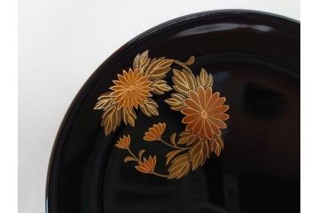 古今菁峰　輪島塗　蒔絵　五聖模様　花の丸　空間に優美な彩りを添える卓上膳・銘々皿・茶托 各5客セット(松、竹、梅、木製、漆器、漆芸、お膳、御膳、お盆、茶道具、菓子器、小皿、和食器、和皿、草花、共箱付)(R-083557)