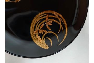 古今菁峰　輪島塗　蒔絵　五聖模様　花の丸　空間に優美な彩りを添える卓上膳・銘々皿・茶托 各5客セット(松、竹、梅、木製、漆器、漆芸、お膳、御膳、お盆、茶道具、菓子器、小皿、和食器、和皿、草花、共箱付)(R-083557)