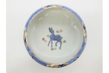 明治〜大正期　久富季九郎作　蔵春亭久富製　有田焼　鹿と紅葉　染付　金彩　色絵　深皿　約19cm　6.1寸　優雅なデザインが見る人の心を和ませる鉢(和皿、中皿、和食器、六寸一分)(R-083561)
