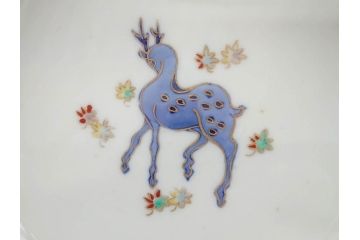 明治〜大正期　久富季九郎作　蔵春亭久富製　有田焼　鹿と紅葉　染付　金彩　色絵　深皿　約19cm　6.1寸　優雅なデザインが見る人の心を和ませる鉢(和皿、中皿、和食器、六寸一分)(R-083561)