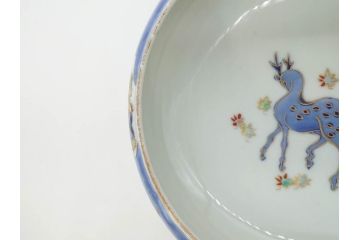 明治〜大正期　久富季九郎作　蔵春亭久富製　有田焼　鹿と紅葉　染付　金彩　色絵　深皿　約19cm　6.1寸　優雅なデザインが見る人の心を和ませる鉢(和皿、中皿、和食器、六寸一分)(R-083561)