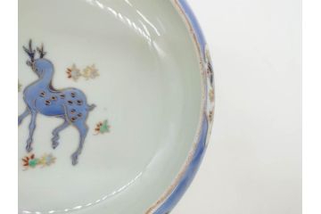 明治〜大正期　久富季九郎作　蔵春亭久富製　有田焼　鹿と紅葉　染付　金彩　色絵　深皿　約19cm　6.1寸　優雅なデザインが見る人の心を和ませる鉢(和皿、中皿、和食器、六寸一分)(R-083561)