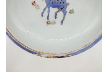 明治〜大正期　久富季九郎作　蔵春亭久富製　有田焼　鹿と紅葉　染付　金彩　色絵　深皿　約19cm　6.1寸　優雅なデザインが見る人の心を和ませる鉢(和皿、中皿、和食器、六寸一分)(R-083561)