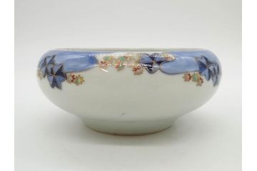 明治〜大正期　久富季九郎作　蔵春亭久富製　有田焼　鹿と紅葉　染付　金彩　色絵　深皿　約19cm　6.1寸　優雅なデザインが見る人の心を和ませる鉢(和皿、中皿、和食器、六寸一分)(R-083561)