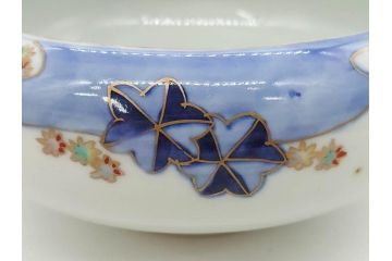 明治〜大正期　久富季九郎作　蔵春亭久富製　有田焼　鹿と紅葉　染付　金彩　色絵　深皿　約19cm　6.1寸　優雅なデザインが見る人の心を和ませる鉢(和皿、中皿、和食器、六寸一分)(R-083561)