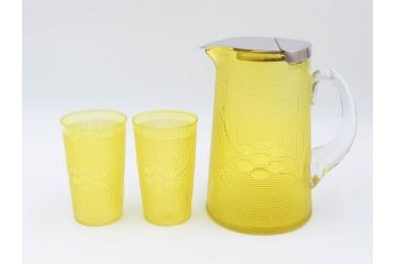 大正〜昭和初期　花文　黄色　ガラス　鮮やかな色合いが食卓に明るさと個性を添える水差し&コップ2客セット(硝子、ジャグ、蓋付き、魚子、ピッチャー、グラス、和ガラス)(R-083565)
