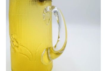 大正〜昭和初期　花文　黄色　ガラス　鮮やかな色合いが食卓に明るさと個性を添える水差し&コップ2客セット(硝子、ジャグ、蓋付き、魚子、ピッチャー、グラス、和ガラス)(R-083565)