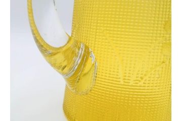 大正〜昭和初期　花文　黄色　ガラス　鮮やかな色合いが食卓に明るさと個性を添える水差し&コップ2客セット(硝子、ジャグ、蓋付き、魚子、ピッチャー、グラス、和ガラス)(R-083565)