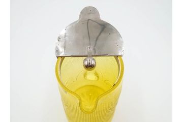 大正〜昭和初期　花文　黄色　ガラス　鮮やかな色合いが食卓に明るさと個性を添える水差し&コップ2客セット(硝子、ジャグ、蓋付き、魚子、ピッチャー、グラス、和ガラス)(R-083565)