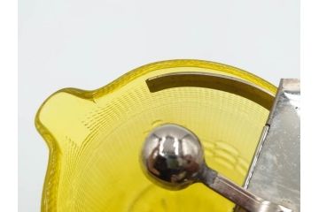 大正〜昭和初期　花文　黄色　ガラス　鮮やかな色合いが食卓に明るさと個性を添える水差し&コップ2客セット(硝子、ジャグ、蓋付き、魚子、ピッチャー、グラス、和ガラス)(R-083565)