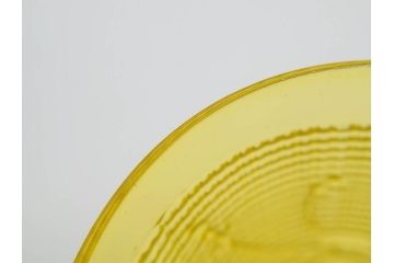 大正〜昭和初期　花文　黄色　ガラス　鮮やかな色合いが食卓に明るさと個性を添える水差し&コップ2客セット(硝子、ジャグ、蓋付き、魚子、ピッチャー、グラス、和ガラス)(R-083565)