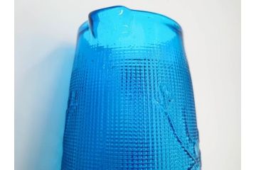 大正〜昭和初期　花文　青色　ガラス　鮮明な色彩がインテリアとしても存在感を放つ水差し(硝子、ジャグ、魚子、ピッチャー、和ガラス)(R-083567)