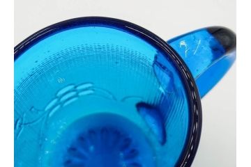 大正〜昭和初期　花文　青色　ガラス　鮮明な色彩がインテリアとしても存在感を放つ水差し(硝子、ジャグ、魚子、ピッチャー、和ガラス)(R-083567)