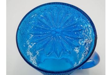 大正〜昭和初期　花文　青色　ガラス　鮮明な色彩がインテリアとしても存在感を放つ水差し(硝子、ジャグ、魚子、ピッチャー、和ガラス)(R-083567)