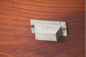 和製アンティーク　美品　漆塗りの深みと昭和レトロな雰囲気漂うシンプルなガラス戸棚(サイドキャビネット、カップボード、収納棚、本箱)(R-083571)