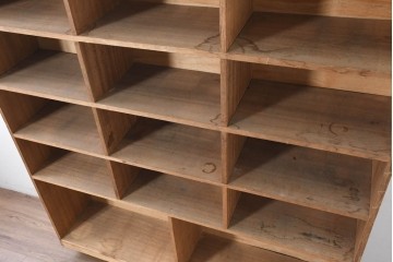 和製ヴィンテージ　素朴で古い木が味わい深いシンプルレトロな大振りマス目棚　(R-083575)