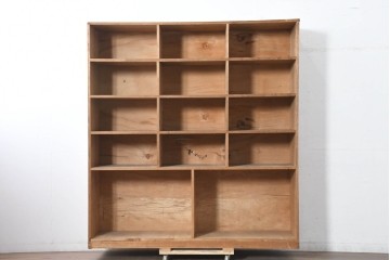 和製ヴィンテージ　素朴で古い木が味わい深いシンプルレトロな大振りマス目棚　(R-083575)