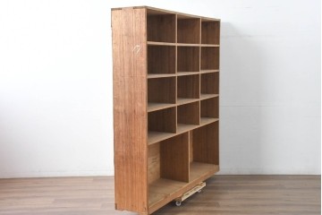 和製ヴィンテージ　素朴で古い木が味わい深いシンプルレトロな大振りマス目棚　(R-083575)