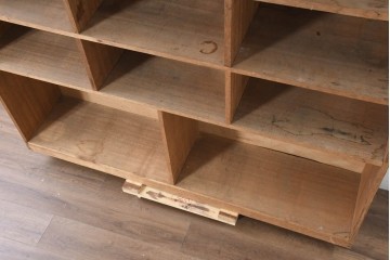 和製ヴィンテージ　素朴で古い木が味わい深いシンプルレトロな大振りマス目棚　(R-083575)