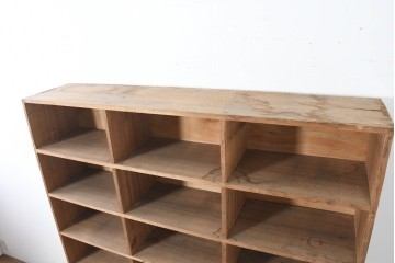 和製ヴィンテージ　素朴で古い木が味わい深いシンプルレトロな大振りマス目棚　(R-083575)