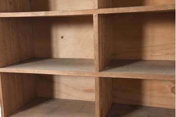 和製ヴィンテージ　素朴で古い木が味わい深いシンプルレトロな大振りマス目棚　(R-083575)