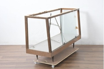 和製ヴィンテージ　希少デザイン　人気の台形!!前面に引き戸が付いたカウンターガラスケース　(R-083577)