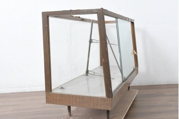 和製ヴィンテージ　希少デザイン　人気の台形!!前面に引き戸が付いたカウンターガラスケース　(R-083577)