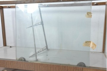 和製ヴィンテージ　希少デザイン　人気の台形!!前面に引き戸が付いたカウンターガラスケース　(R-083577)