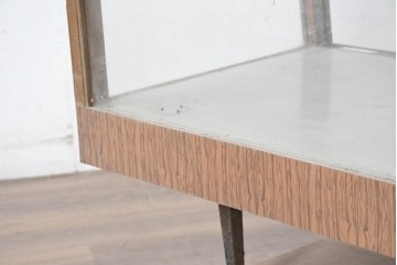 和製ヴィンテージ　希少デザイン　人気の台形!!前面に引き戸が付いたカウンターガラスケース　(R-083577)