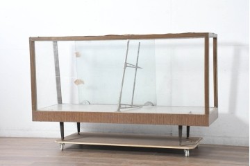 和製ヴィンテージ　希少デザイン　人気の台形!!前面に引き戸が付いたカウンターガラスケース　(R-083577)