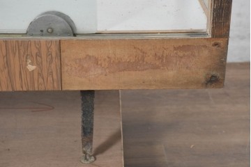 和製ヴィンテージ　希少デザイン　人気の台形!!前面に引き戸が付いたカウンターガラスケース　(R-083577)