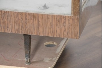 和製ヴィンテージ　希少デザイン　人気の台形!!前面に引き戸が付いたカウンターガラスケース　(R-083577)