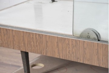 和製ヴィンテージ　希少デザイン　人気の台形!!前面に引き戸が付いたカウンターガラスケース　(R-083577)