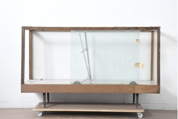 和製ヴィンテージ　希少デザイン　人気の台形!!前面に引き戸が付いたカウンターガラスケース　(R-083577)