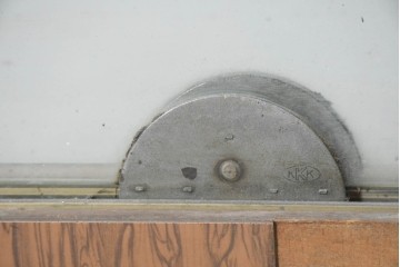 和製ヴィンテージ　希少デザイン　人気の台形!!前面に引き戸が付いたカウンターガラスケース　(R-083577)