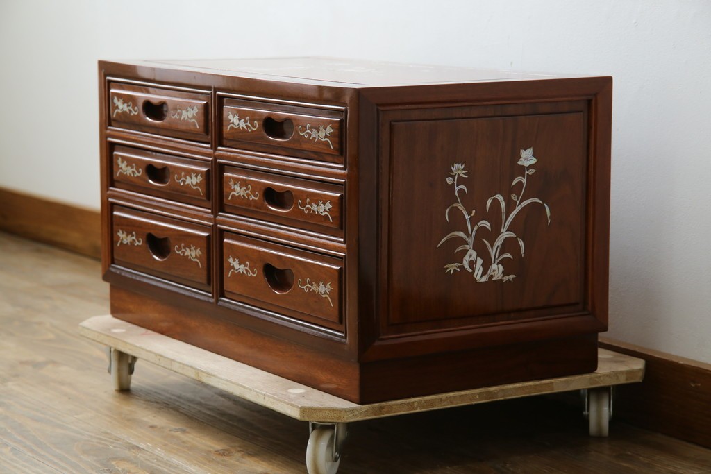 アジアンビンテージ　民芸家具　螺鈿(ラデン)象嵌入り　上品な佇まいが美しい6杯小引き出し　(R-083578)