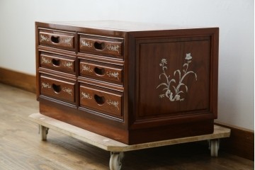アジアンビンテージ　民芸家具　螺鈿(ラデン)象嵌入り　上品な佇まいが美しい6杯小引き出し　(R-083578)
