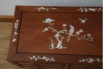 アジアンビンテージ　民芸家具　螺鈿(ラデン)象嵌入り　上品な佇まいが美しい6杯小引き出し　(R-083578)