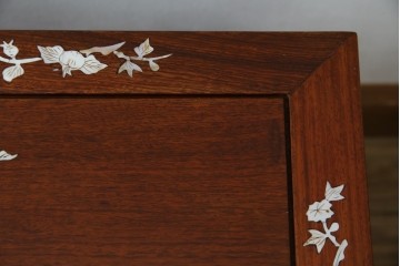 アジアンビンテージ　民芸家具　螺鈿(ラデン)象嵌入り　上品な佇まいが美しい6杯小引き出し　(R-083578)