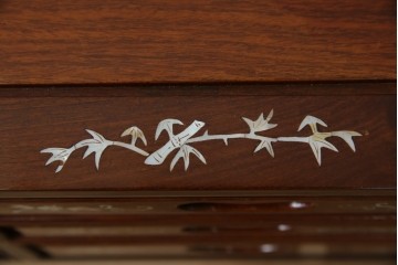 アジアンビンテージ　民芸家具　螺鈿(ラデン)象嵌入り　上品な佇まいが美しい6杯小引き出し　(R-083578)