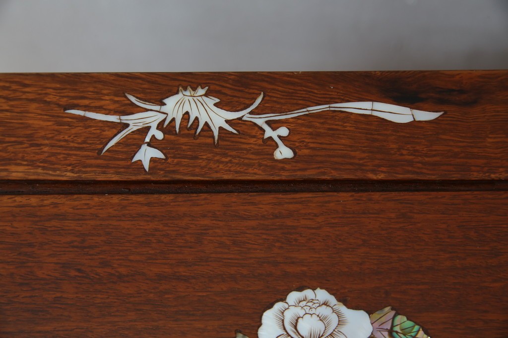 アジアンビンテージ　民芸家具　螺鈿(ラデン)象嵌入り　上品な佇まいが美しい6杯小引き出し　(R-083578)