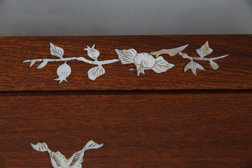 アジアンビンテージ　民芸家具　螺鈿(ラデン)象嵌入り　上品な佇まいが美しい6杯小引き出し　(R-083578)