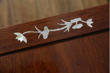 アジアンビンテージ　民芸家具　螺鈿(ラデン)象嵌入り　上品な佇まいが美しい6杯小引き出し　(R-083578)