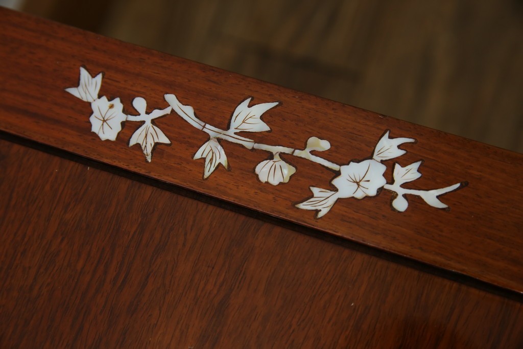 アジアンビンテージ　民芸家具　螺鈿(ラデン)象嵌入り　上品な佇まいが美しい6杯小引き出し　(R-083578)